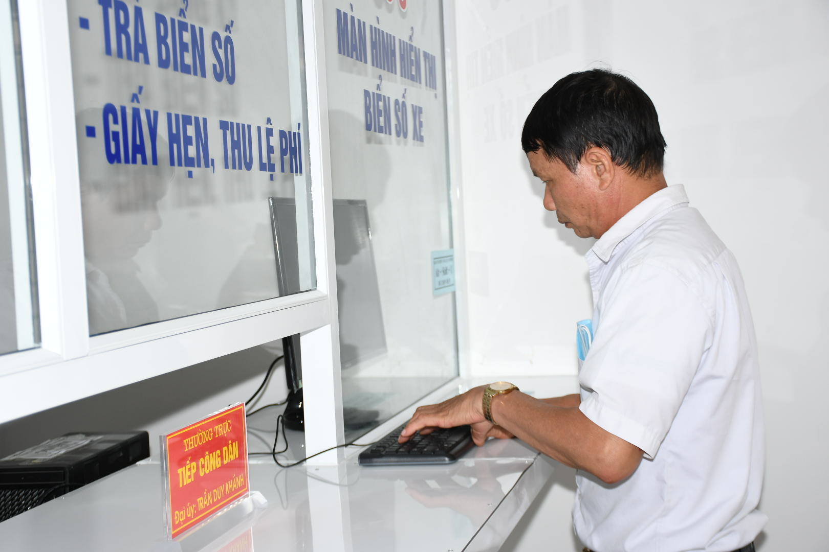 Ngày đầu tiên triển khai thực hiện phân cấp công tác đăng ký cấp biển số xe ô tô và xe mô tô, xe gắn máy, xe máy điện tại cơ sở